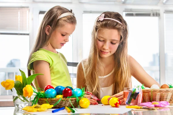 Children paint Easter eggs at home. — Stock Photo, Image