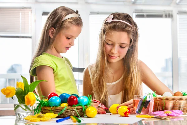 Los niños pintan huevos de Pascua en casa . —  Fotos de Stock