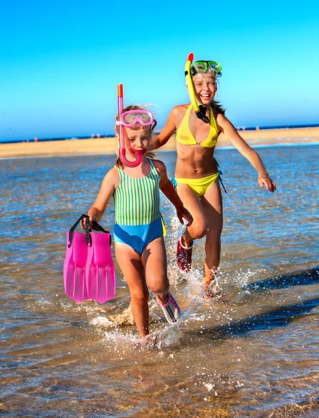 Crianças brincando na praia . — Fotografia de Stock