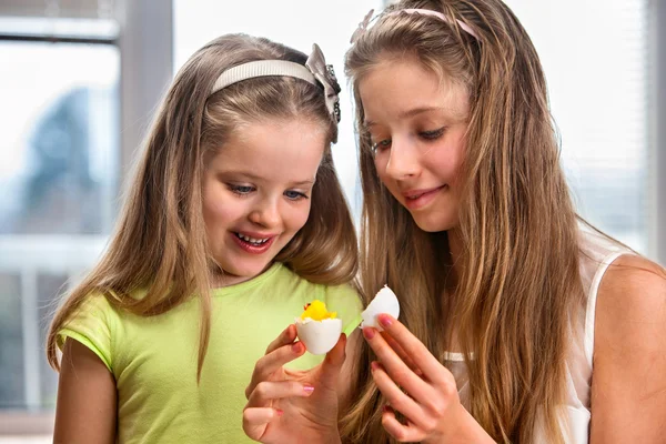 A gyerekek húsvéti tojást festenek otthon — Stock Fotó