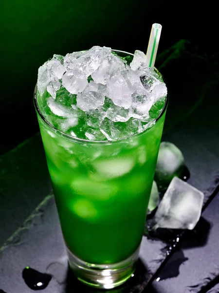 Bebida verde com gelo picado — Fotografia de Stock