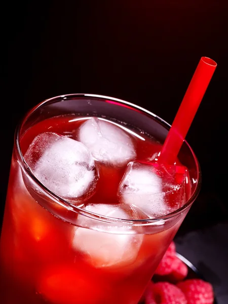 Rode drankje met ijsblokjes — Stockfoto