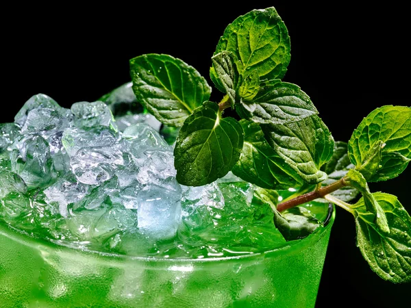 Bevanda verde con ghiaccio tritato — Foto Stock