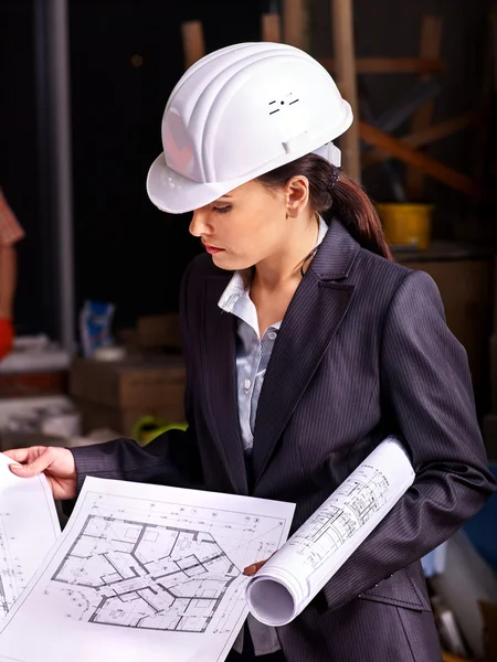 Femme d'affaires dans le casque constructeur  . — Photo