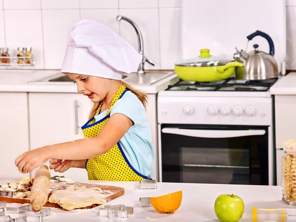 Barn knåda degen på kök. — Stockfoto