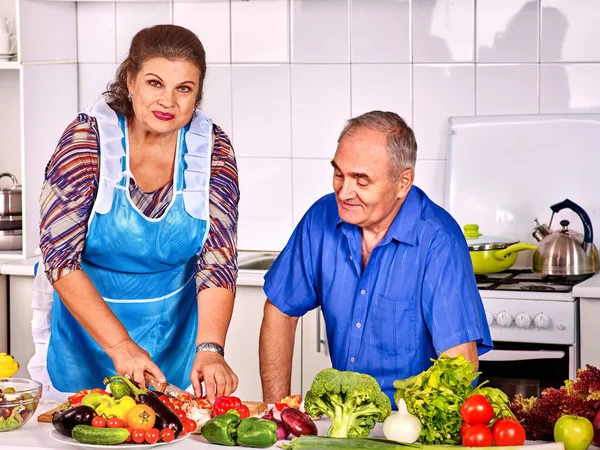 Seniorenfamilie in der Küche. — Stockfoto