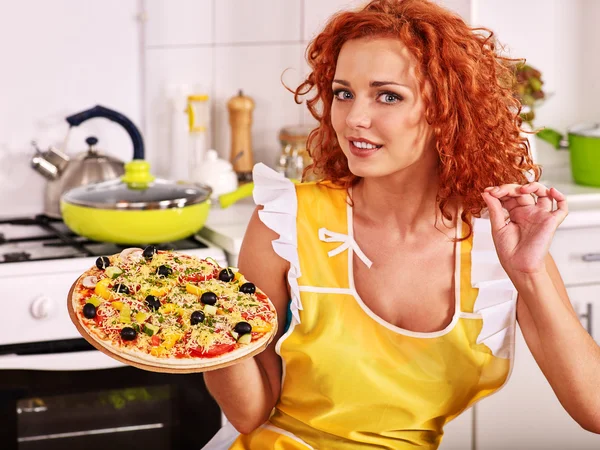 Mujer feliz cocinando pizza . — Foto de Stock