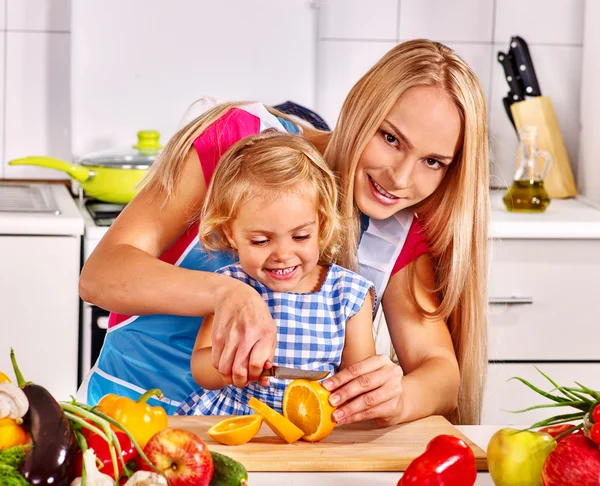 Mãe e criança cozinhar na cozinha . — Fotografia de Stock