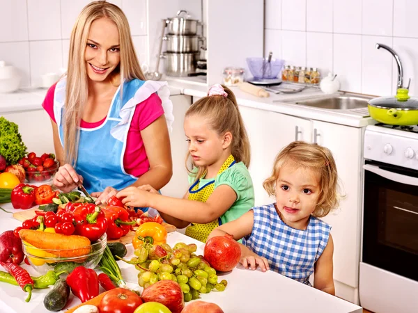 Mother and daughter cooking at kitchen. — Stock Photo, Image