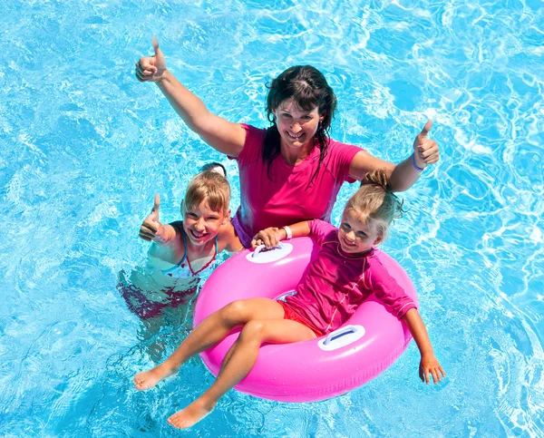 Familie im Schwimmbad. — Stockfoto