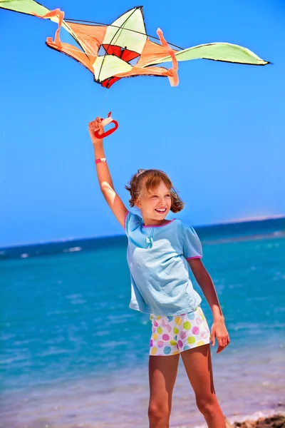 Kid volando cometa al aire libre . — Foto de Stock