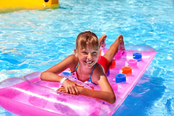 Criança se divertindo no aquapark . — Fotografia de Stock