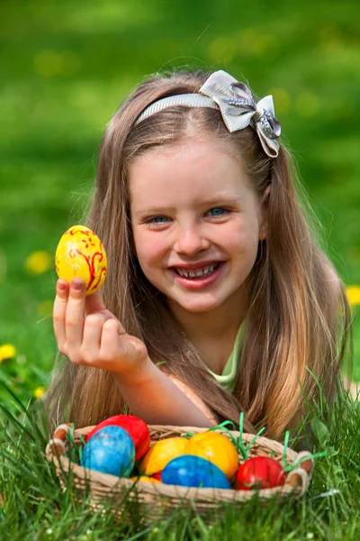 Niño con huevo de Pascua   . —  Fotos de Stock