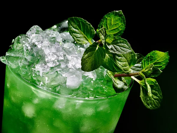 Bebida verde en la oscuridad —  Fotos de Stock