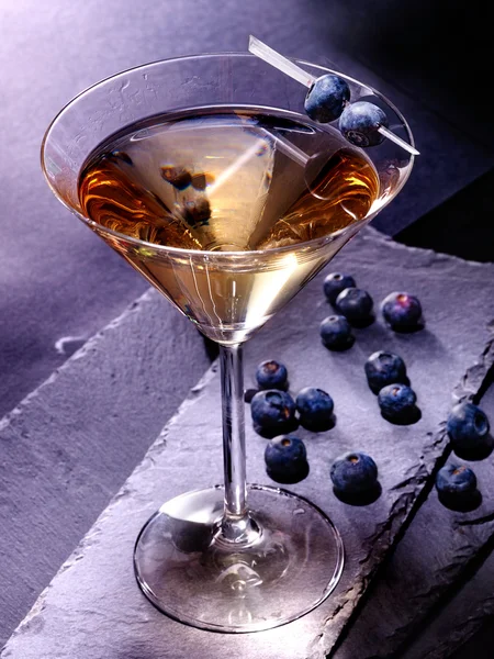 Blueberry cocktail op donker. — Stockfoto