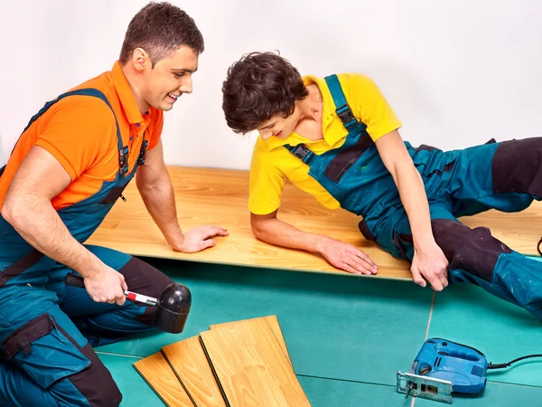 Homens que colocam parquet em casa — Fotografia de Stock