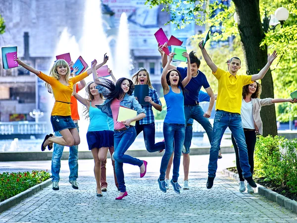 Personer i sommarstaden . — Stockfoto