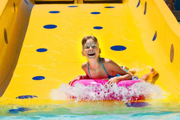 Bambino sullo scivolo d'acqua all'aquapark . — Foto Stock