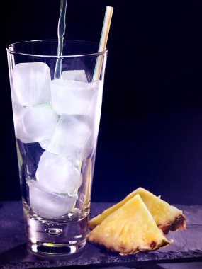 Ananaslı kokteyl bardağında