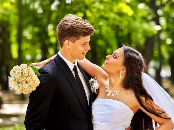 Novia y novio con flores al aire libre . — Foto de Stock