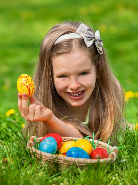 Enfant trouver des œufs de Pâques — Photo