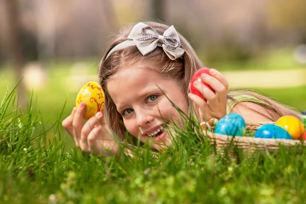 Niño encontrar huevos de Pascua — Foto de Stock