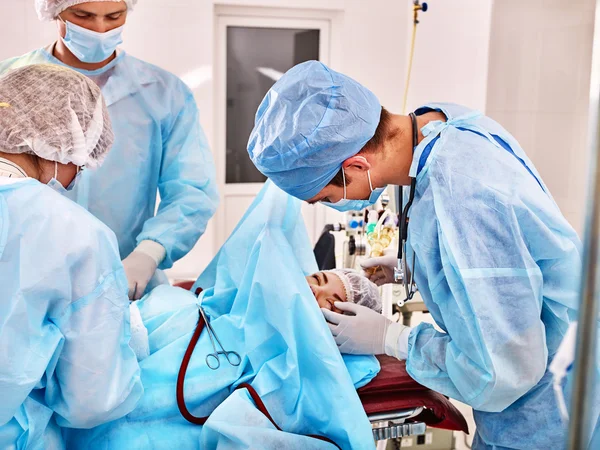 Chirurg im Operationssaal. — Stockfoto