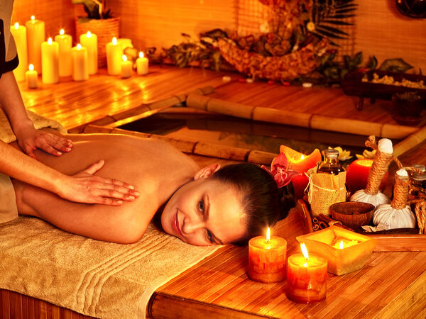 Женщина получает бамбуковый массаж
.