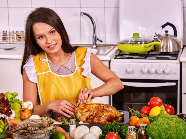 Kadın pişirme tavuk — Stok fotoğraf