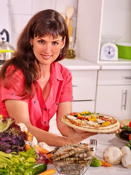 Nő főzés pizza. — Stock Fotó