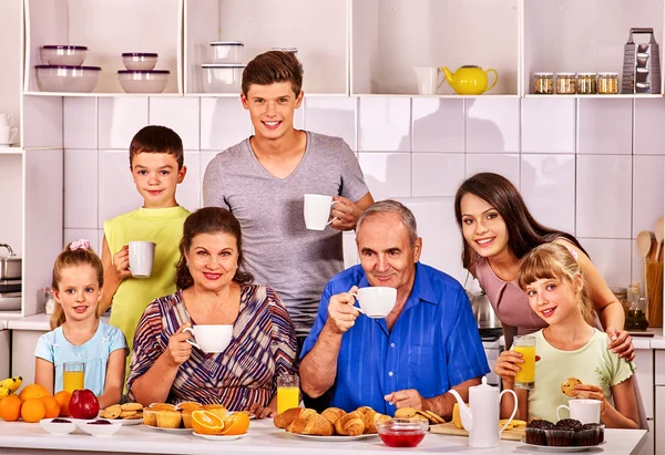 Große Familie frühstückt. — Stockfoto