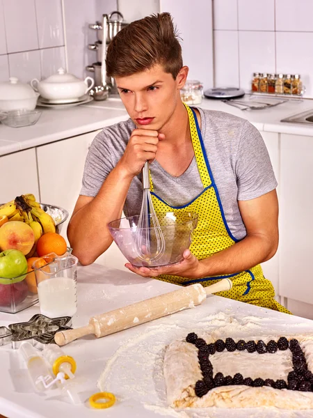 Uomo biscotti di cottura — Foto Stock