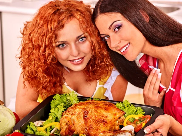 Femmes cuisinant du poulet à la cuisine . — Photo