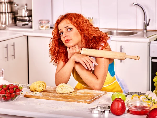 Mulher jovem cozinhar — Fotografia de Stock