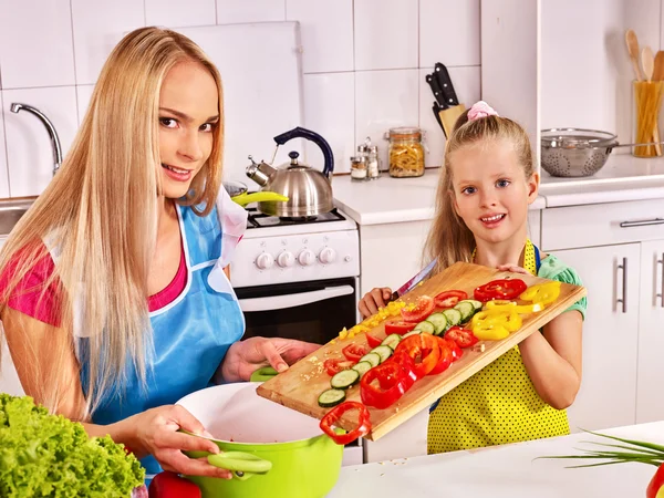 Mãe e filha cozinhar — Fotografia de Stock