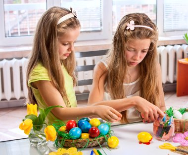 çocukları Paskalya yumurtaları boya