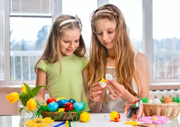 Children paint Easter eggs — Stock Photo, Image