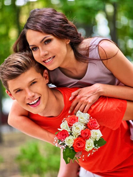 Pareja con flor en el parque . —  Fotos de Stock