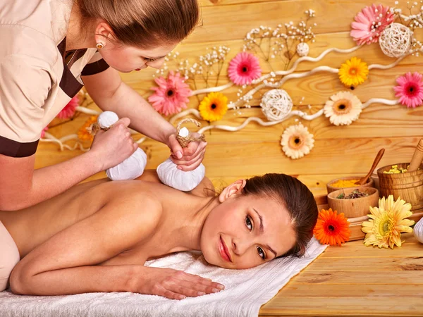 Frau bekommt Kräutermassage. — Stockfoto