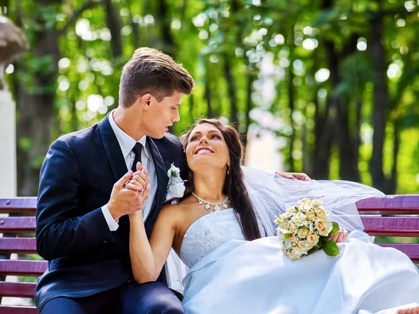 Brudgummen omfamna brud. — Stockfoto