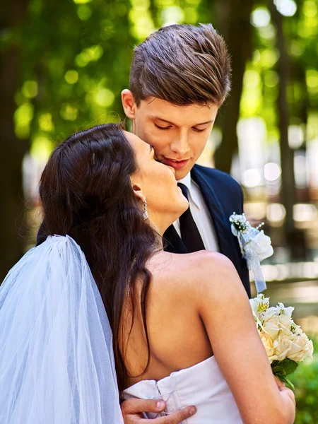 Groom kissing bride — Stock Photo, Image