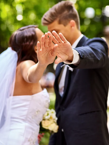 Noiva e noivo ao ar livre . — Fotografia de Stock