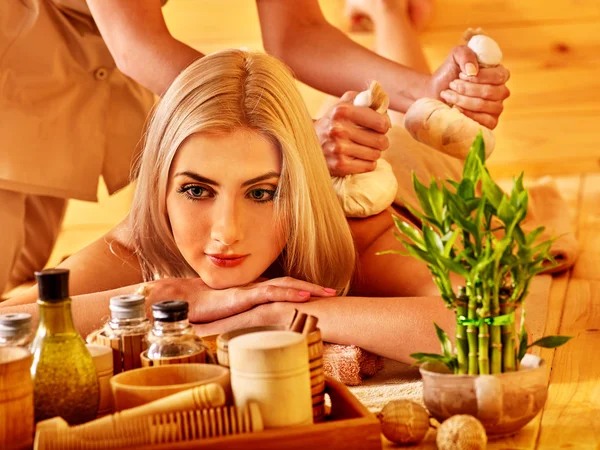 Vrouw krijgen kruiden massage. — Stockfoto