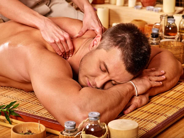 Man får bambu massage. — Stockfoto