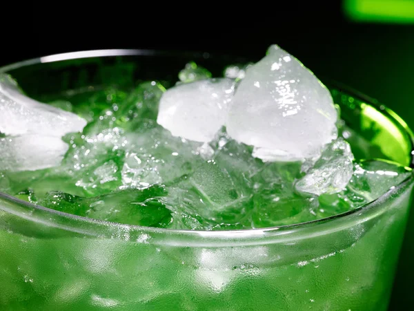 Grüner Cocktail mit Crushed Ice — Stockfoto