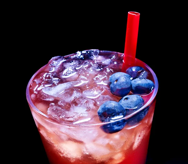 Cocktail aux myrtilles sur fond sombre . — Photo
