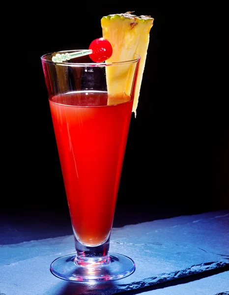 Red  drink  with pineapple — Stock Photo, Image