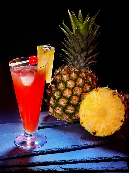 Bebida roja con piña —  Fotos de Stock