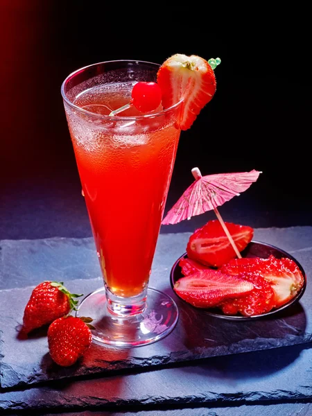 Cocktail alla fragola con ciliegia — Foto Stock