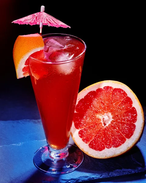 Cocktail de toranja com guarda-chuva — Fotografia de Stock